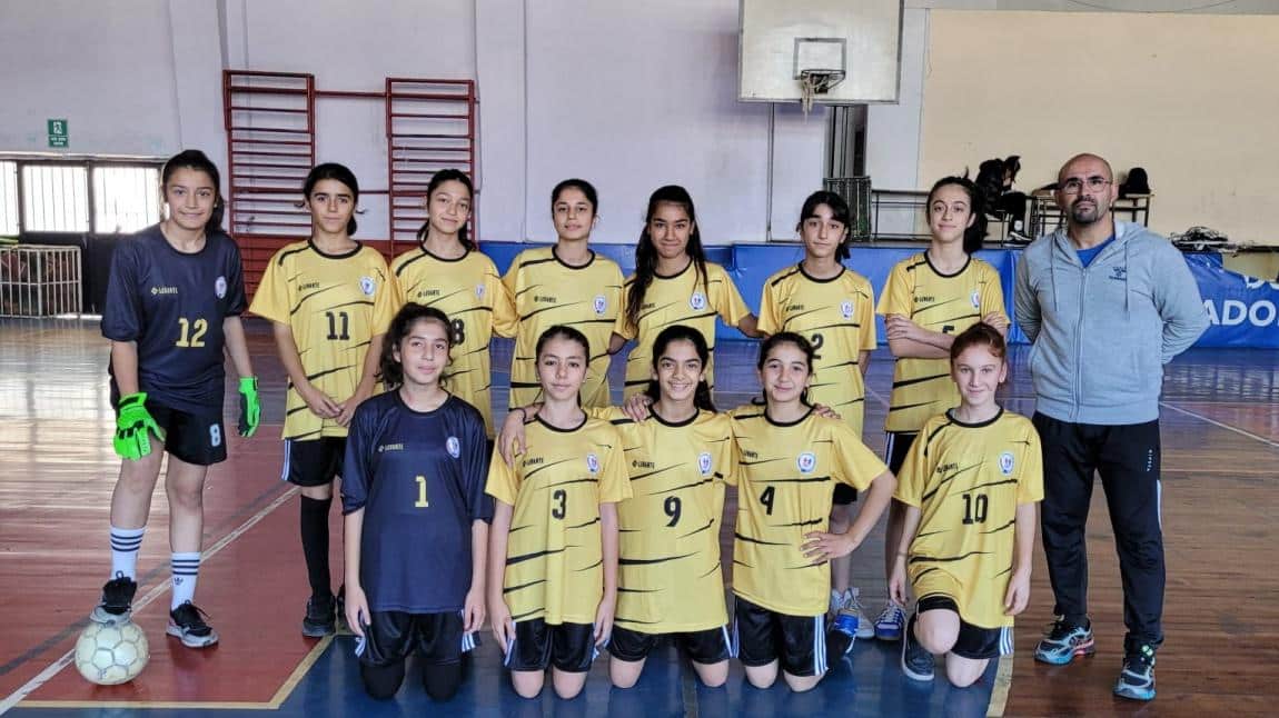Okullar Arası Spor Müsabakalarında Futsal Kız Takımımız Çeyrek Finalde
